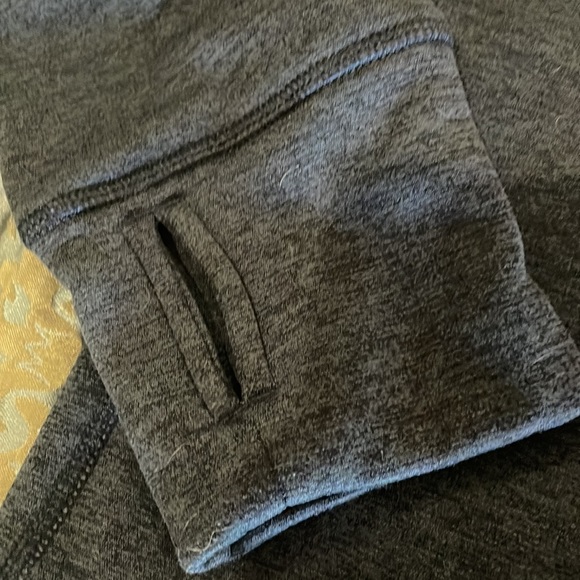 Nike, therma-fit sweatshirt in gray. - Picture 5 of 9